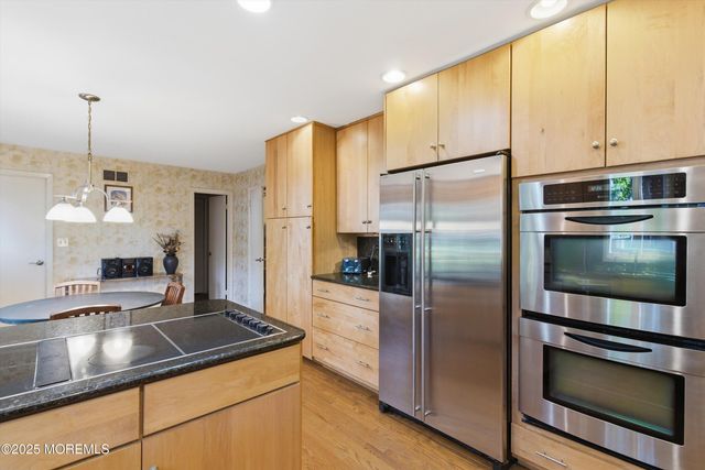 8 Glenwood Drive, Tinton Falls, NJ 07724