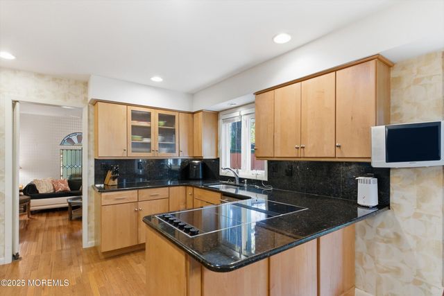 8 Glenwood Drive, Tinton Falls, NJ 07724