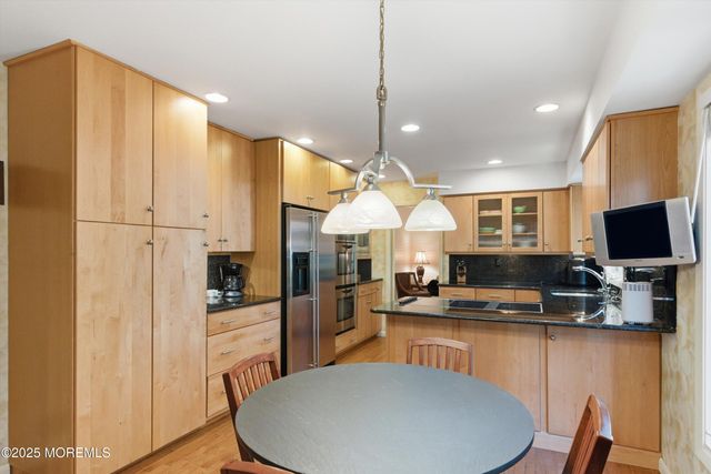 8 Glenwood Drive, Tinton Falls, NJ 07724