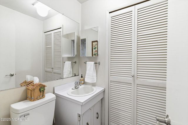 8 Glenwood Drive, Tinton Falls, NJ 07724