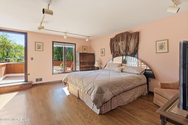 8 Glenwood Drive, Tinton Falls, NJ 07724