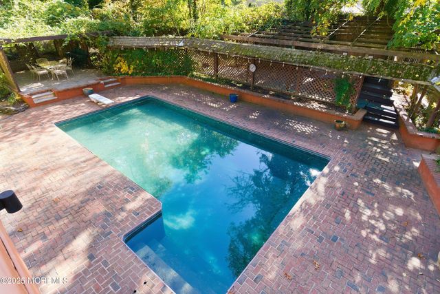 8 Glenwood Drive, Tinton Falls, NJ 07724