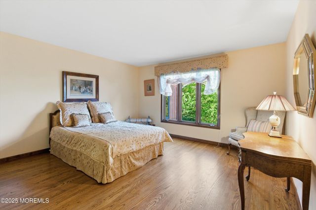 8 Glenwood Drive, Tinton Falls, NJ 07724