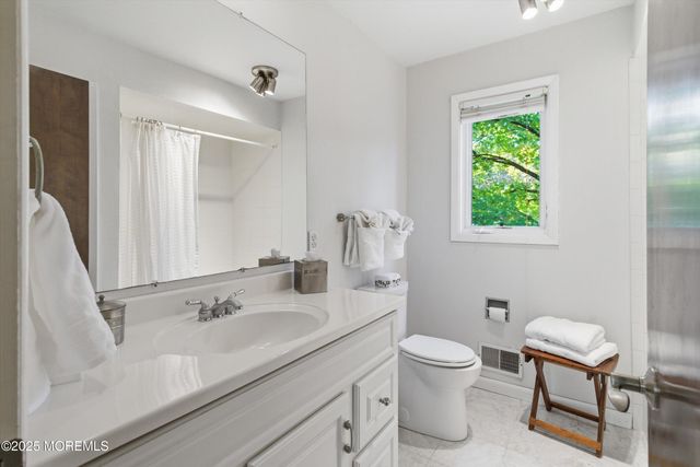 8 Glenwood Drive, Tinton Falls, NJ 07724