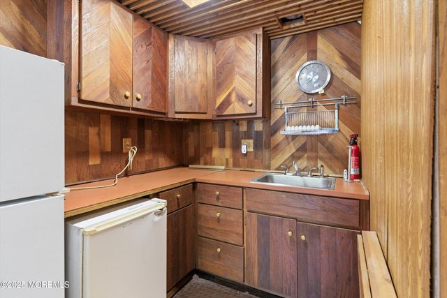 8 Glenwood Drive, Tinton Falls, NJ 07724