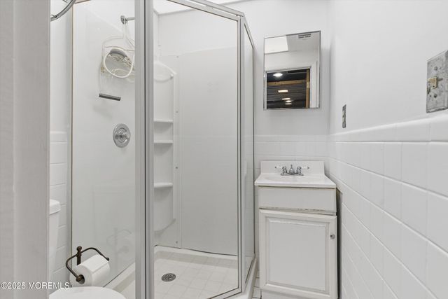 8 Glenwood Drive, Tinton Falls, NJ 07724