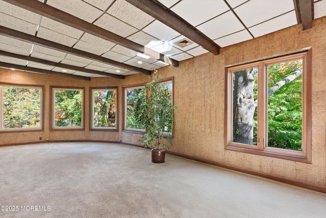 8 Glenwood Drive, Tinton Falls, NJ 07724