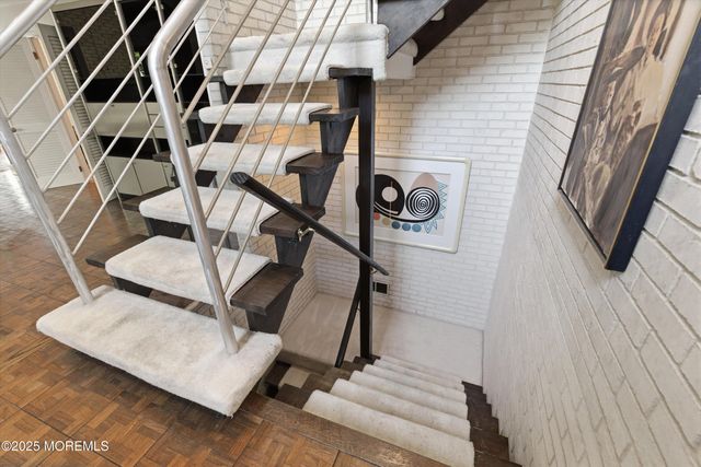 8 Glenwood Drive, Tinton Falls, NJ 07724