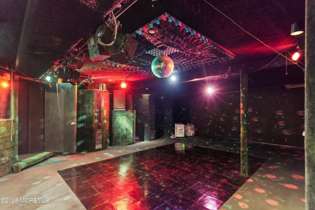 8 Glenwood Drive, Tinton Falls, NJ 07724