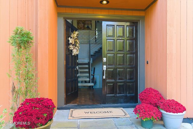 8 Glenwood Drive, Tinton Falls, NJ 07724