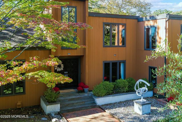 8 Glenwood Drive, Tinton Falls, NJ 07724