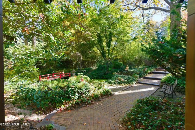 8 Glenwood Drive, Tinton Falls, NJ 07724