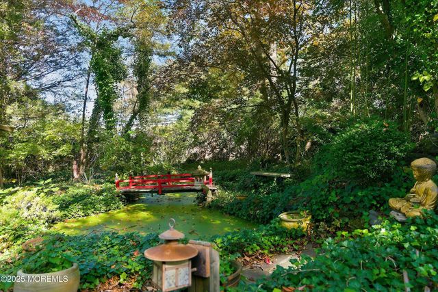 8 Glenwood Drive, Tinton Falls, NJ 07724