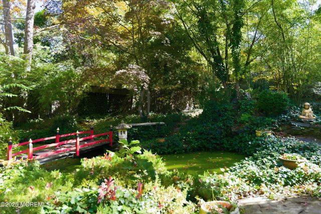 8 Glenwood Drive, Tinton Falls, NJ 07724