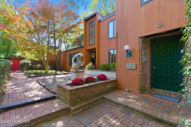 8 Glenwood Drive, Tinton Falls, NJ 07724