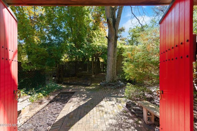 8 Glenwood Drive, Tinton Falls, NJ 07724