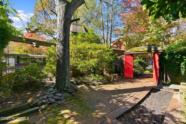 8 Glenwood Drive, Tinton Falls, NJ 07724