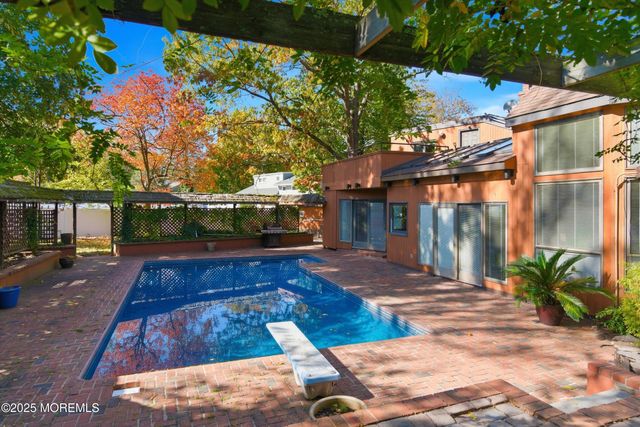 8 Glenwood Drive, Tinton Falls, NJ 07724