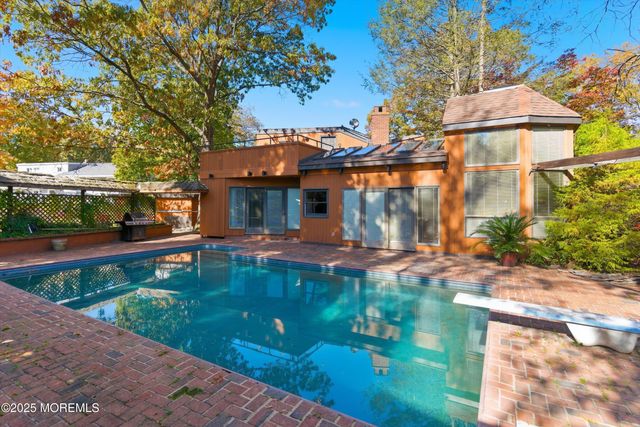 8 Glenwood Drive, Tinton Falls, NJ 07724