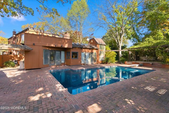 8 Glenwood Drive, Tinton Falls, NJ 07724