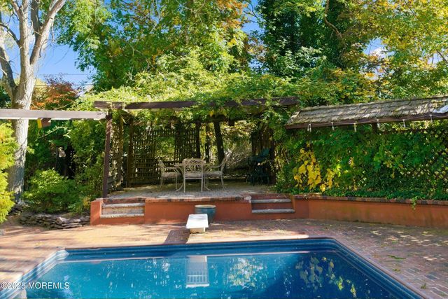 8 Glenwood Drive, Tinton Falls, NJ 07724