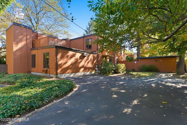 8 Glenwood Drive, Tinton Falls, NJ 07724