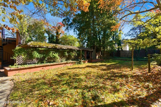 8 Glenwood Drive, Tinton Falls, NJ 07724