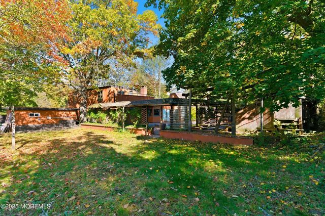 8 Glenwood Drive, Tinton Falls, NJ 07724