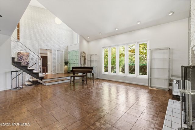 8 Glenwood Drive, Tinton Falls, NJ 07724