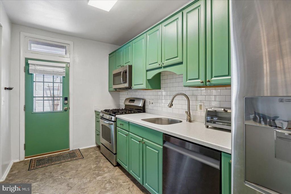 Image 10 of property listing at 33 NUNNERY LN, Catonsville, MD 21228