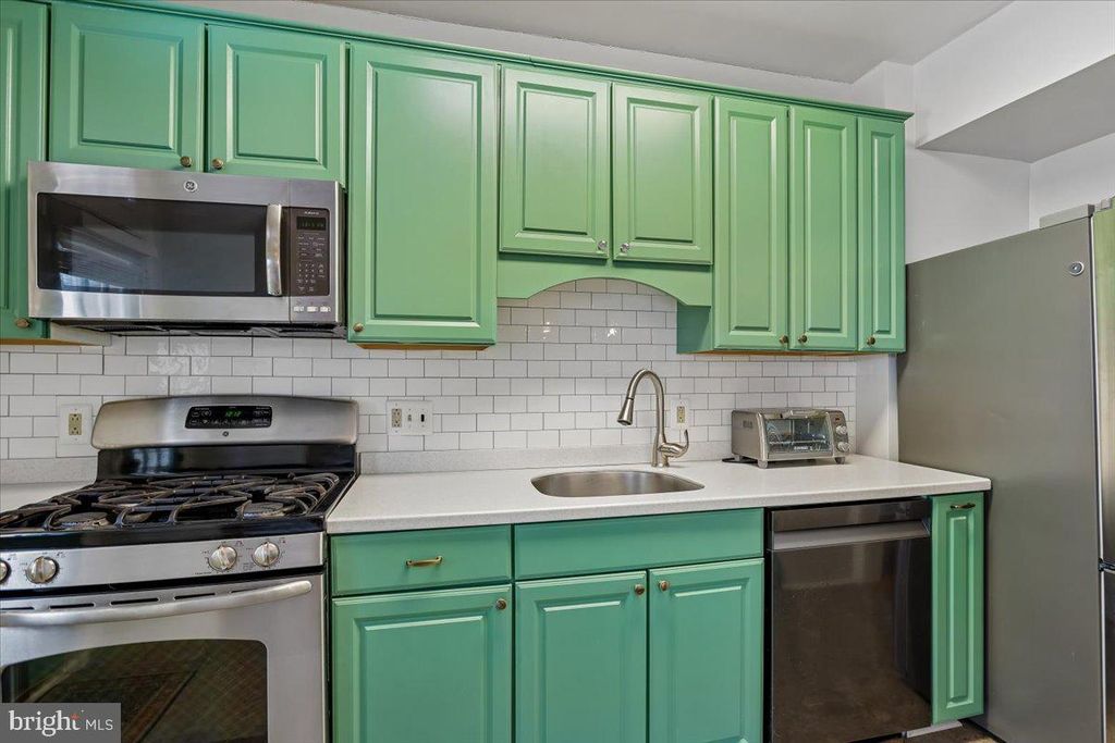 Image 11 of property listing at 33 NUNNERY LN, Catonsville, MD 21228