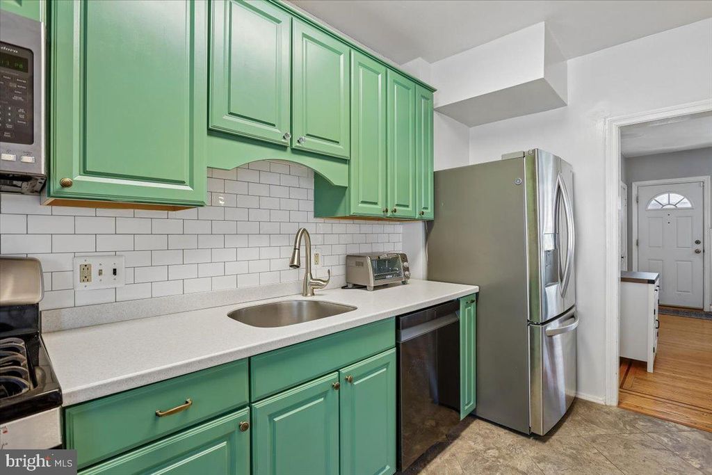 Image 12 of property listing at 33 NUNNERY LN, Catonsville, MD 21228