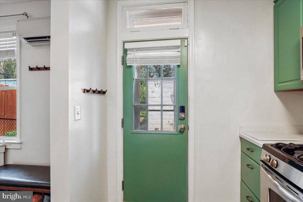 Image 13 of property listing at 33 NUNNERY LN, Catonsville, MD 21228