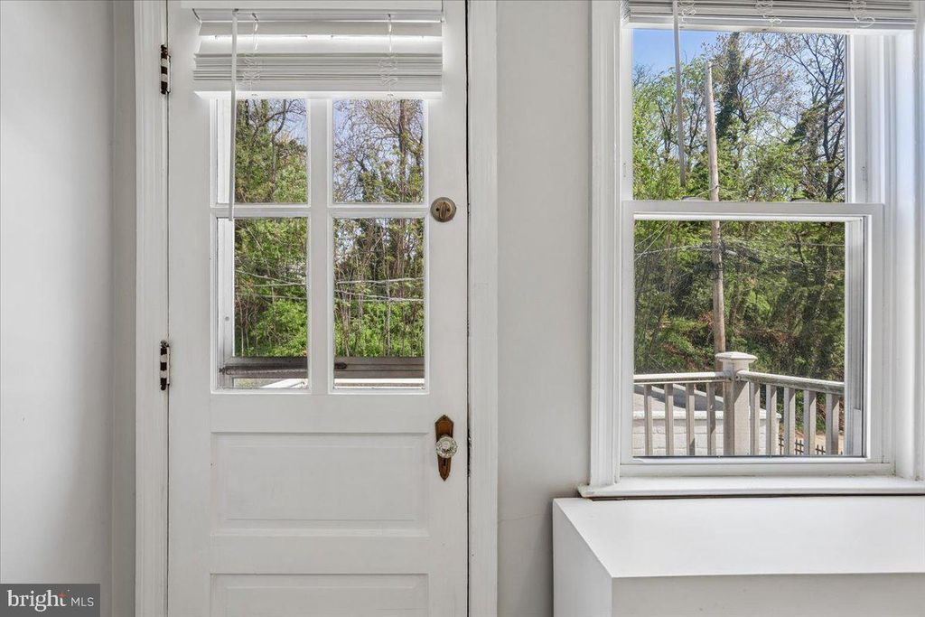 Image 22 of property listing at 33 NUNNERY LN, Catonsville, MD 21228