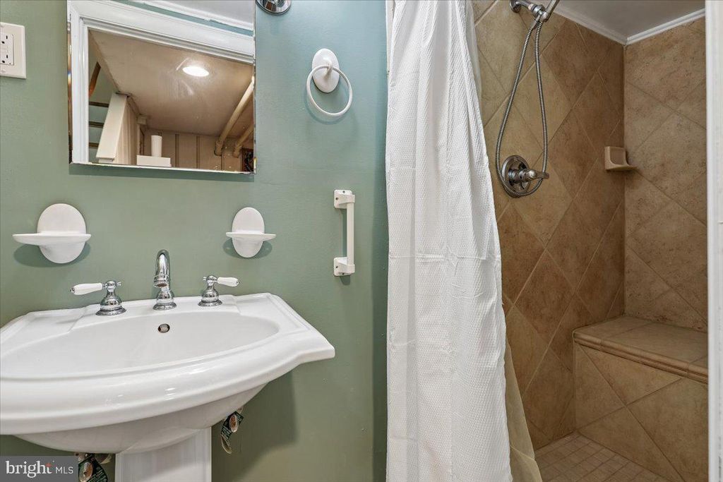 Image 27 of property listing at 33 NUNNERY LN, Catonsville, MD 21228