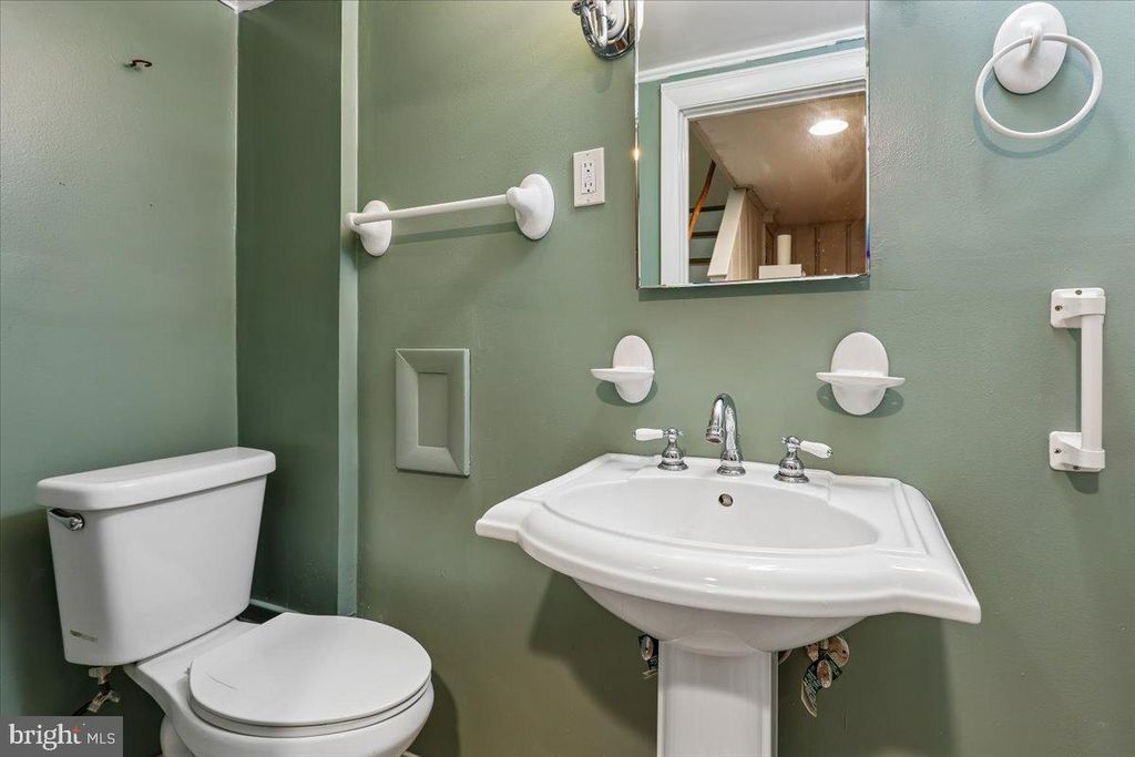 Image 28 of property listing at 33 NUNNERY LN, Catonsville, MD 21228