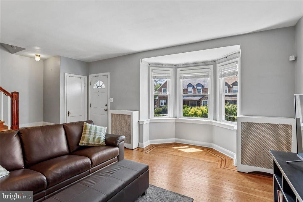 Image 4 of property listing at 33 NUNNERY LN, Catonsville, MD 21228