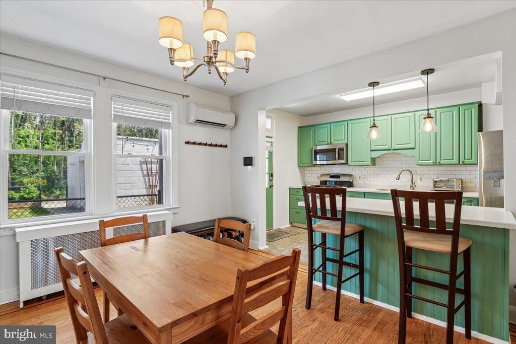 Image 7 of property listing at 33 NUNNERY LN, Catonsville, MD 21228