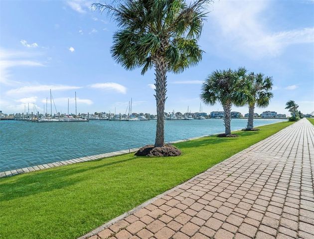 45 Shell Key, Hitchcock, TX 77563