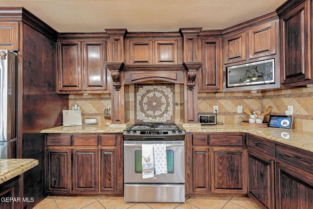 10594 LA VERANDA Drive, Socorro, TX 79927