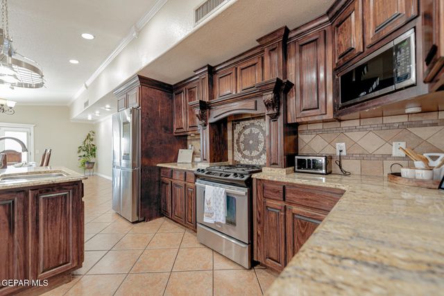 10594 LA VERANDA Drive, Socorro, TX 79927