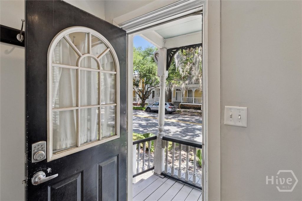 Image 4 of property listing at 527/527 E Gwinnett, Savannah, GA 31401