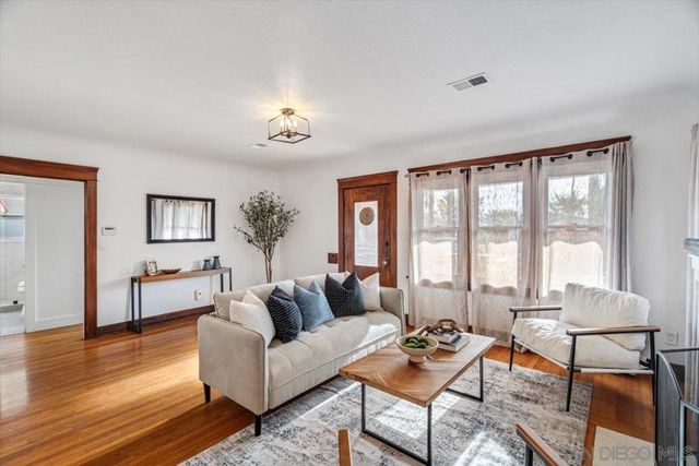 4544 Kensington Dr, San Diego, CA 92116