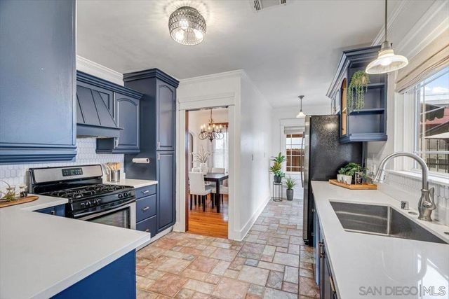 4544 Kensington Dr, San Diego, CA 92116