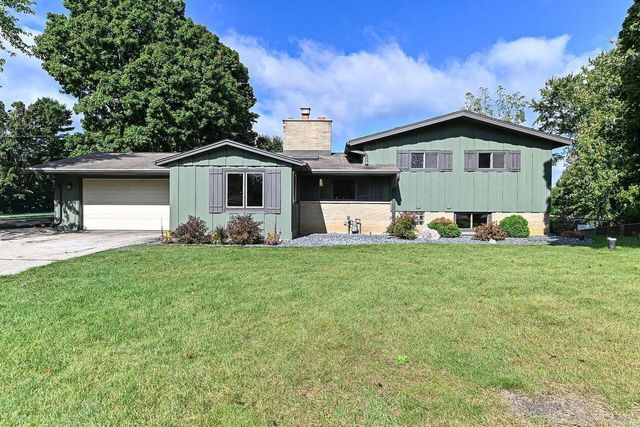 5875 S St. Andrews DRIVE, New Berlin, WI 53146