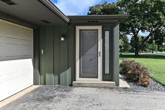 5875 S St. Andrews DRIVE, New Berlin, WI 53146