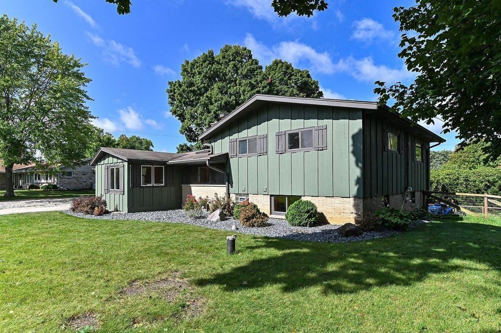 5875 S St. Andrews DRIVE, New Berlin, WI 53146