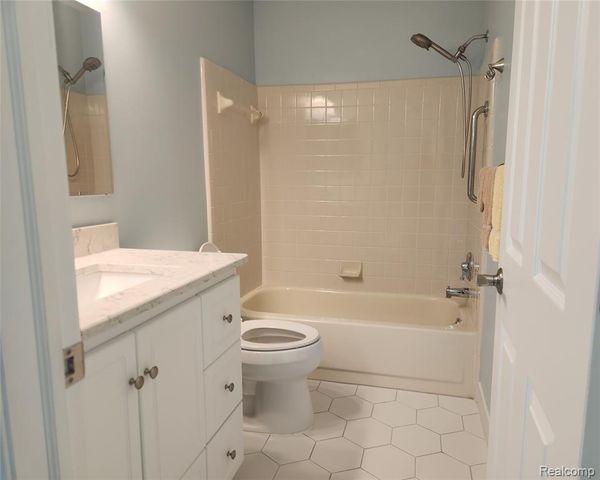 33919 Oakwood Drive, Sterling Heights, MI 48312