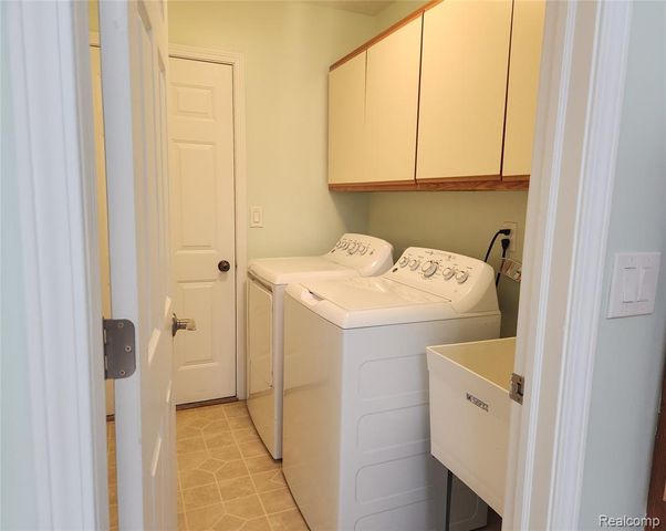 33919 Oakwood Drive, Sterling Heights, MI 48312