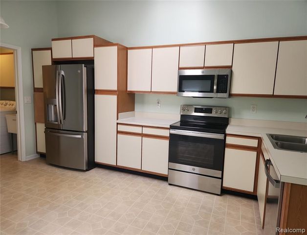 33919 Oakwood Drive, Sterling Heights, MI 48312